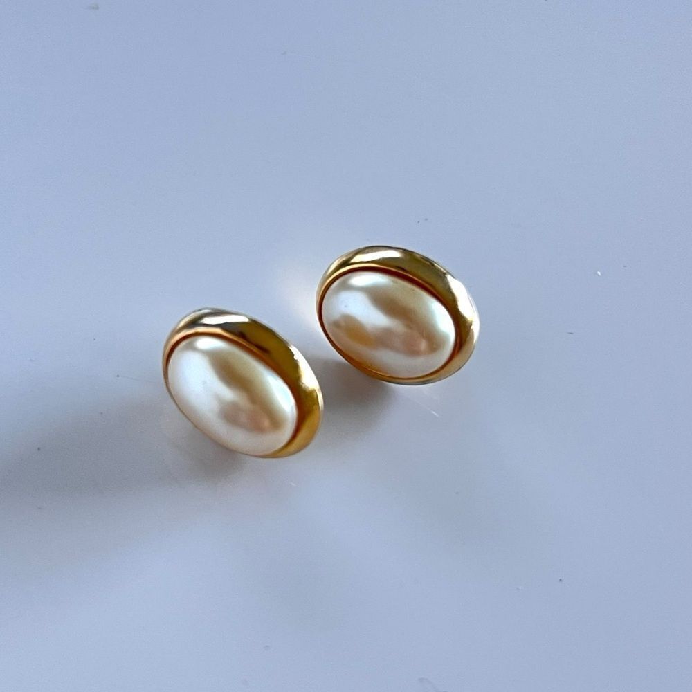 Richelieu Vintage Gold Pearl Stud Earrings